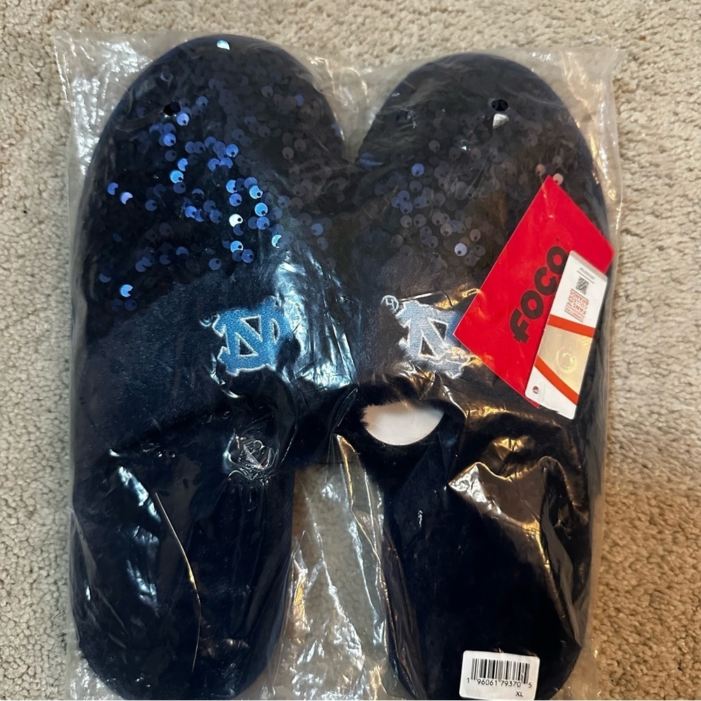 FOCO NCAA NC Tar Heels Sequined Plush Slippers Navy Blue‎ Women’s XL (10-11) NWT